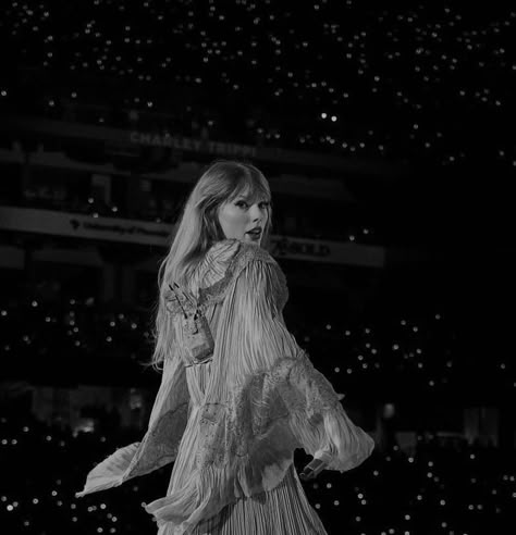 Taylor Swift Crying, Taylor Swift Eras Tour, Taylor Swift Eras, Eras Tour, Poets, Taylor Swift, Swift, Snapchat, Black And White