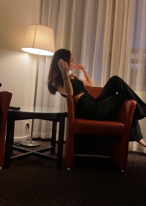 Hotel Phone Photoshoot, Hotel Staycation Photoshoot, Hotel Room Photography Women, Poses In Room Ideas, Hotel Selfies Instagram, Hotel Photos Aesthetic, Photo Pose In Hotel Room, Hotel Room Pictures Instagram, Photo Idea In Hotel Room