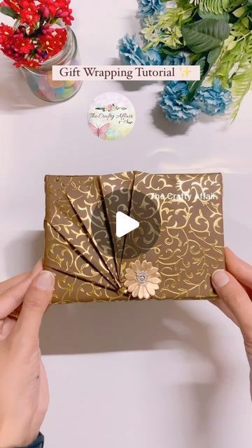 Unique Wrapping Ideas, Christmas Gift Wrapping Diy, Pretty Gift Wrapping Ideas, Gift Wrapping Tutorial, Diwali Gift Hampers, Wrapping Tutorial, Creative Wrapping, Idee Cricut, Gift Wrapping Techniques