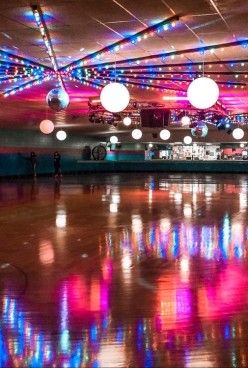 ZEPETO - 𝓝𝐢𝐧𝐢🤭🤍 70s Skating Rink, Roller Rink Lights, Skating Rink Interior Design, Vintage Roller Rink Aesthetic, Retro Skating Rink, 70s Roller Disco Aesthetic, Vintage Roller Rink, Neon Roller Rink, Stranger Things Skating Rink