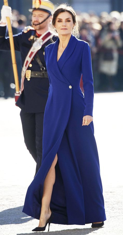 Gaun Koktail, Royal Clothing, Mode Abaya, Letizia Of Spain, Royal Outfits, Evening Dress Fashion, Dress Stores Online, فستان سهرة, Queen Letizia