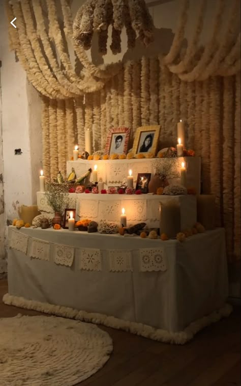 Simple Ofrenda Ideas, Small Ofrenda Ideas, Diy Ofrenda Alter, Diy Ofrenda, Dia De Los Muertos Party Ideas, Dia De Los Muertos Decorations Ideas, October Decorations, Mexican Party Decorations, Catholic Decor