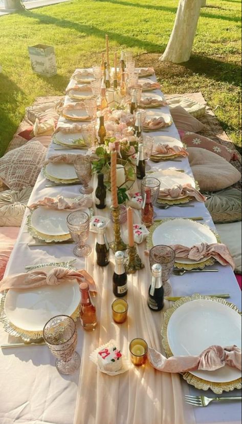 Garden Breakfast Table, Long Table Picnic, Aesthetic Picnic Table Setup, Outdoor Lunch Party Decor, Outside Birthday Picnic, Glam Picnic Table Settings, Bachelorette Brunch Picnic, Fancy Outdoor Picnic, Picnic Table Set Up Ideas