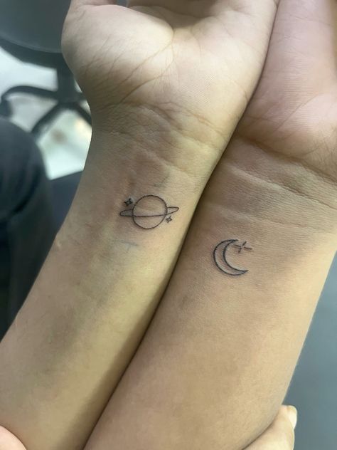 Seven Tatoos Taylor Swift, Tattoos For Taylor Swift, Friendship Taylor Swift Tattoo, Taylor Swift Tattoos Best Friends, Paper Rings Tattoo Taylor Swift, Mom And Daughter Taylor Swift Tattoos, Tiny Tattoos Friends, Taylor Swift Tattoo Ideas Small Matching, Dainty Tattoos Taylor Swift