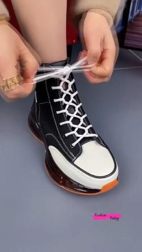 Simpul Dasi, Shoe Lacing Techniques, Ways To Lace Shoes, How To Tie Shoes, Diy Clothes And Shoes, Nike Shoe, Seni Dan Kraf, Diy Fashion Hacks, Shoe Lace Tying Techniques