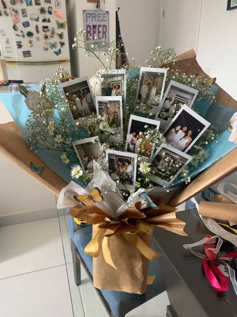 Boyfriend Birthday Bouquet, Poloroid Pictures Bouquet, Book Paper Flowers Bouquet, National Girlfriend Day Gifts Ideas, Boquetes Gift Ideas, Picture Bouquet Diy, Best Friend Bouquet, Flower Bouquet With Gift Cards, Boquetes Of Flowers Gift Handmade