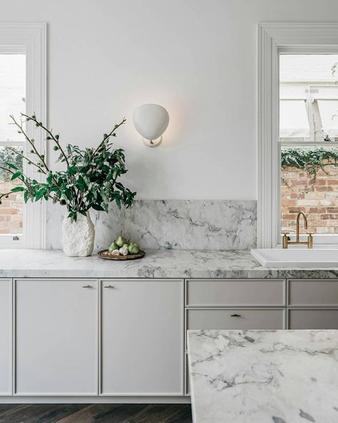 est living on Instagram: “KITCHEN | Victorian House Connecting the old with the new, this kitchen space by @georgina_jeffries offers a calming palette of muted greys…” Kitchen Victorian, Kabinet Dapur, Classic Kitchen, Best Kitchen Designs, Home Luxury, Counter Tops, Kitchen Space, 인테리어 디자인, Interior Design Kitchen