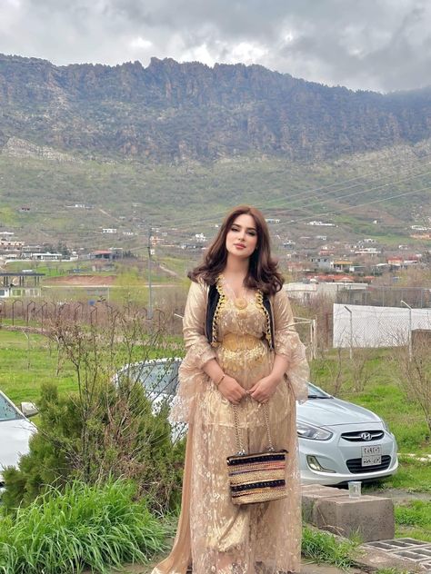 Iraq Clothing, Iraq Culture, Jle Kurde, Kurdish Girl, Kurdish Culture, Kurdish Dress, Kurdish Clothes, Calming Pictures, Selena Gomez Outfits