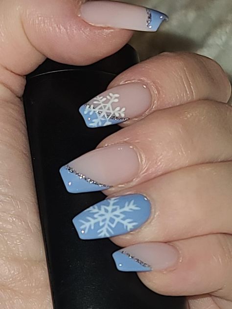 Baby Blue French Tip With Snowflakes, Nail Ideas Crismas, Square Acrylic Nails Christmas Designs, Short Christmas Nails Snowflake, Short Acrylic Nails December, Snow Flake Nails Design Blue, Cute Nails Acrylic 2024 Simple Winter, Winter Nails Square Medium, Cute Christmas Nail Ideas For Teens