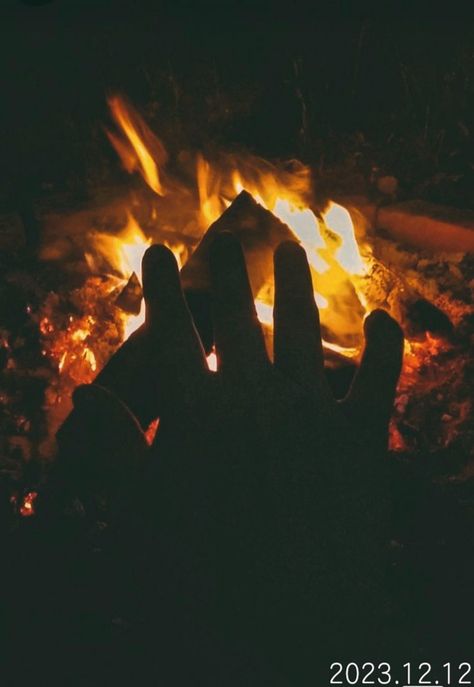 Fake Bonfire Snaps, Winter Fire Snapchat Story, Bonfire Instagram Story, Bonfire Snapchat Story, Winter Night Snap, Bonfire Snapchat, Bonfire Aesthetic, Earth Queen, Friends Party Night