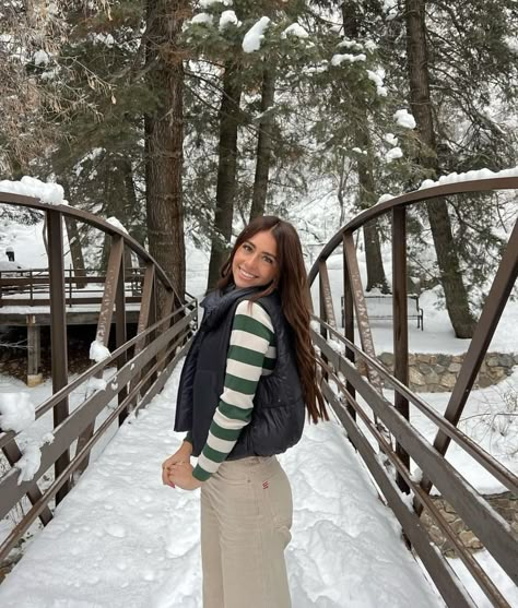 Insta Inspo Posts Winter, Mountain Photoshoot Winter, Cute Winter Pictures, Winter Senior Pictures Outfits, Picture Ideas Winter, Mountains Photoshoot, Halle Sandberg, Winter Senior Pictures, Utah Outfits