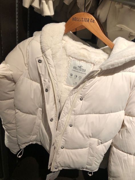 Cute Winter Coats Aesthetic, White Puffer Outfit Aesthetic, White Winter Jacket Aesthetic, Puffer Jackets Outfits, Winter Jacket Outfits Aesthetic, Coquette Winter Jacket, Winter Jackets 2024, Fluffy Jacket Aesthetic, Winter Jackets Women Aesthetic