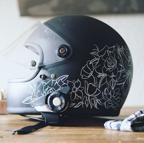 Painted Bike Helmet, Motorcycle Helmets Art, Bike Helmet Design, Simple Floral Design, Cafe Racer Helmet, Paint Bike, Motorcycle Helmet Design, Womens Motorcycle Helmets, Custom Motorcycle Helmets