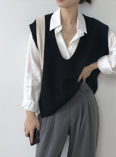 Sleeveless Sweater Cardigan, Plain Vest, Retro Sweater, Korean Casual, Sweater Vest Women, Outfit Trends, Vest Outfits, Loose Sweater, Sleeveless Vest