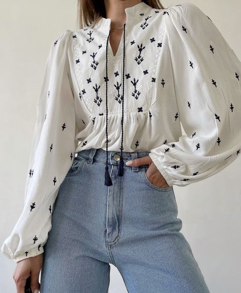 Embroidered Blouse Outfit, Classy Photography, Simple Blouse, Fashionista Clothes, Shirt Embroidery, Embroidered Clothes, Blouse Outfit, Embroidered Blouse, Fancy Dresses