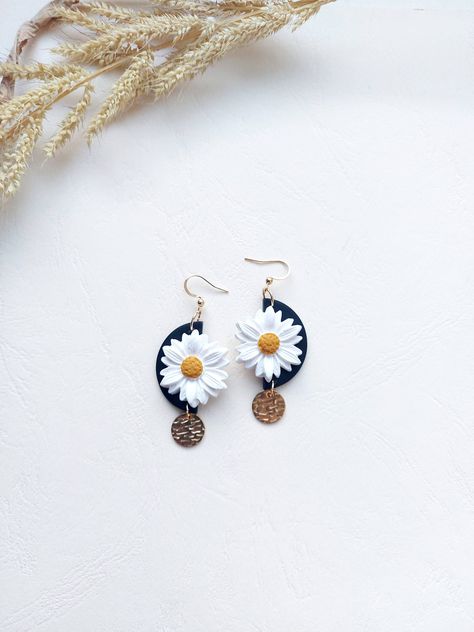 Polymer Clay Earrings Ideas Easy, Handmade Polymer Clay Flower Earrings For Gift, Polymer Clay Earrings Diy Ideas, Clay Baubles, Dangle Flower Earrings In Polymer Clay, Clay Daisy Earrings, Daisy Polymer Clay, White Flower Earrings With Polymer Clay Charm, Easy Polymer Clay Earrings