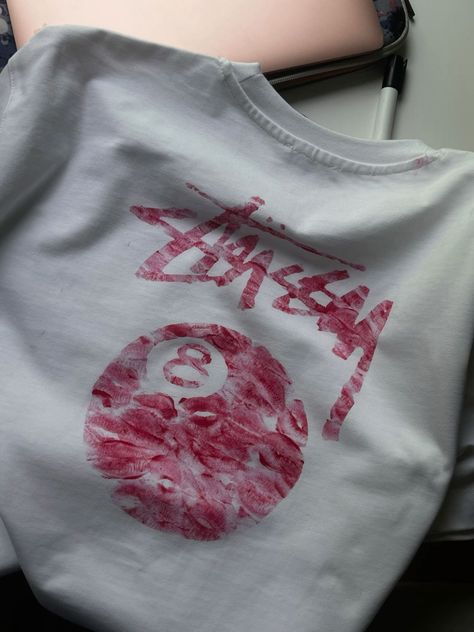 Stussy kiss shirt Kiss Shirt Ideas, Stussy Kiss Shirt, Diy White Tshirt Ideas, Kiss Shirt Outfit, Kiss Shirt Diy, Diy T Shirt Ideas Paint, Kiss Print Shirt, Kisses Tshirt, Diy Merch