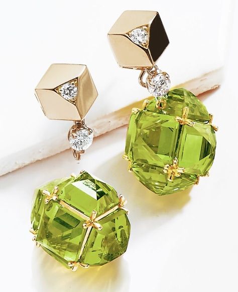 Bvlgari Jewelry, Peridot Jewelry, Jewelry Photography, Fabulous Jewelry, I Love Jewelry, Apple Green, Dream Jewelry, Exquisite Jewelry, Cute Jewelry