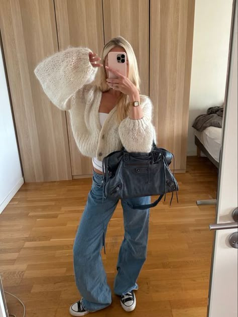 Fall, fall aesthetic, fall outfits, fall outfit ideas, cozy outfits, fall style, cold weather outfits Chica Chola, Adidas Samba Outfit, Estilo Indie, Skandinavian Fashion, Nashville Outfits, Chique Outfits, Autumn Fits, Looks Street Style, Stockholm Fashion