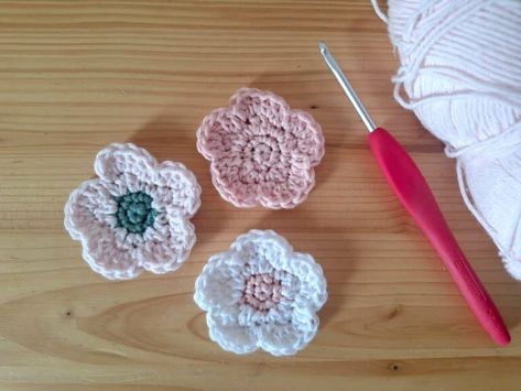 Comment crocheter des fleurs ? le tuto facile de la fleur en crochet Crochet Simple, Le Crochet, Crochet Motifs, Granny Squares, Crochet Motif, Crochet Flowers, Easy Crochet, Crochet Amigurumi, Amigurumi