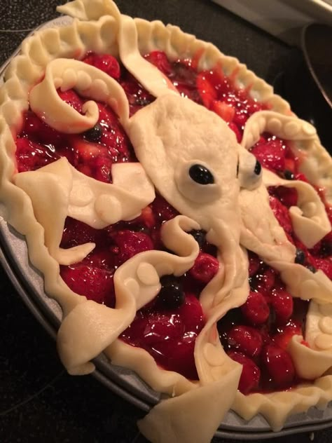 Octopus Pie, Cthulhu Pie, I've seen lots of these on the internet but I happen to like mine the best :P #octopus #octopuspie #cthulhupie #piecrusttentacles Halloween Pies, Octopus Pie, Sour Cherry Pie, Pie Day, Soul Food Dinner, Cute Baking, Culinary Skills, Cthulhu, Cute Food