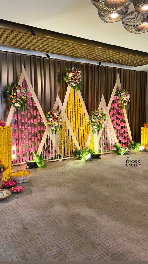 Kirtan Decoration, Stage Decoration Ideas For School, Elegant Entrance, Decor Entrance, Simple Stage Decorations, Home Flower Decor, Wedding Stage Backdrop, Wedding Background Decoration, Housewarming Decorations