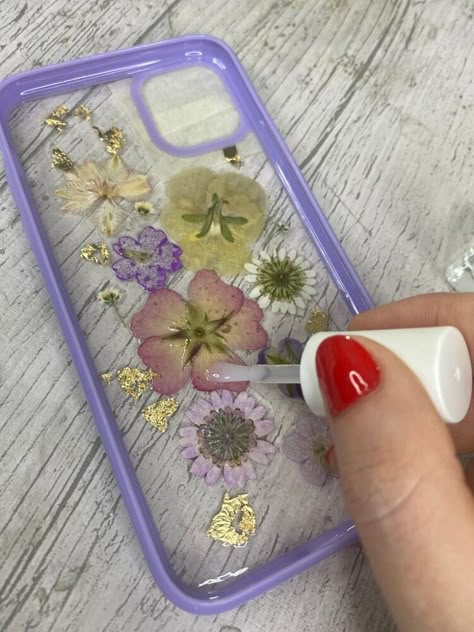 Phone Case Crafts, Diy Custom Phone Case, Painting Clear Phone Case, Pressed Flower Phone Case Diy, Customized Phone Cases Ideas, Diy Clear Phone Case Ideas Paint, Embroidery Phone Case Diy, Clear Phone Case Design Diy, Decorate Clear Phone Case