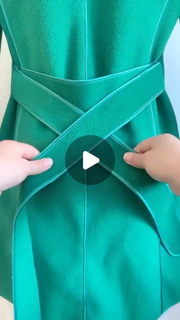 clothes on Instagram: "how to tie the perfect bow💚💚💚 @lvbaglove" How To Tie Belt On Dress, Tie A Bow On A Dress, How To Tie A Belt On A Dress, How To Tie A Bow On A Dress, Tying Hacks, Dress Belt Ideas, How To Tie Dress, How To Tie A Bow, How To Tie A Belt