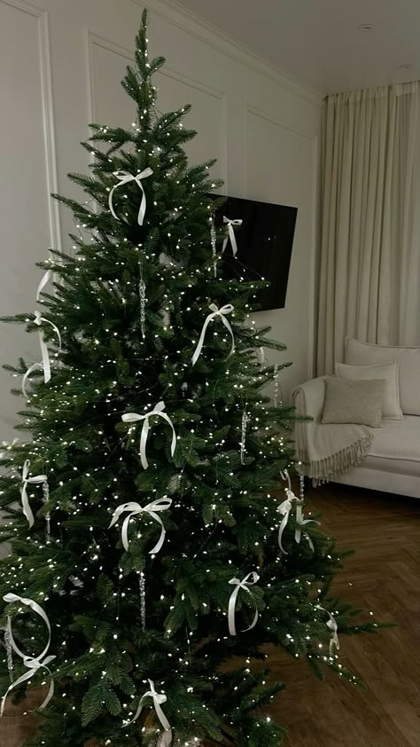 White Decoration Christmas Tree, Christmas Tree 2024 Trends, Christmas Tree Inspo, Christmas Dreaming, Cozy Christmas Decor, Creative Christmas Trees, Christmas Themes Decorations, Christmas Tree Inspiration, Christmas Feeling