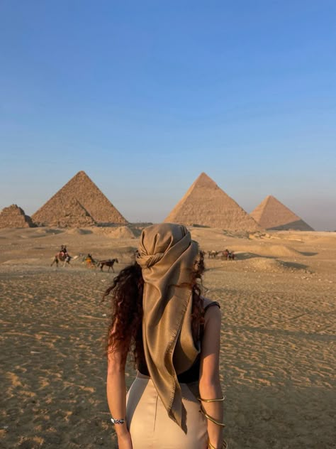 giza egypt pyramids girl sand desert curly hair Egypt Girls, Egypt Aesthetic, Pyramids Egypt, Shotting Photo, The Pyramids, Pyramids Of Giza, Egypt Travel, Giza, Travel Inspo