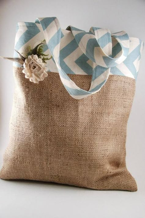 Tote Tutorial, Sewing Hand, Sacs Tote Bags, Burlap Ideas, Burlap Projects, Sac Diy, Burlap Tote, Jute Totes, Burlap Crafts