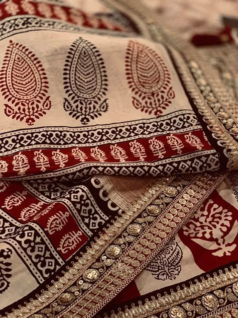 Bagh Print Dresses, Bagh Print Suits Design, Duppattas Designs Ideas, Bagh Print, Dupatta Design, Fabric Photography, Trendy Shirt Designs, White Saree, Cotton Kurti Designs