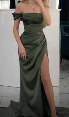 Graduation Green Dress, Dark Green Outfits Aesthetic, Year 13 Prom Dresses, Dark Green Dresses Formal, Mermaid Grad Dress, Dark Green Formal Dress Long, Off The Shoulder Grad Dress, Prom Dresses Green Dark, Dark Green Dress Prom