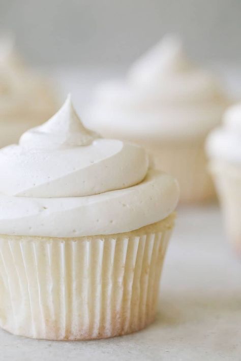 Simple White Cupcakes, Simple Vanilla Cupcakes, White Vanilla Cake, White Frosting Recipes, Whipped Buttercream Frosting, Cupcakes White, Vanilla Frosting Recipes, Frosting Buttercream, Whipped Buttercream