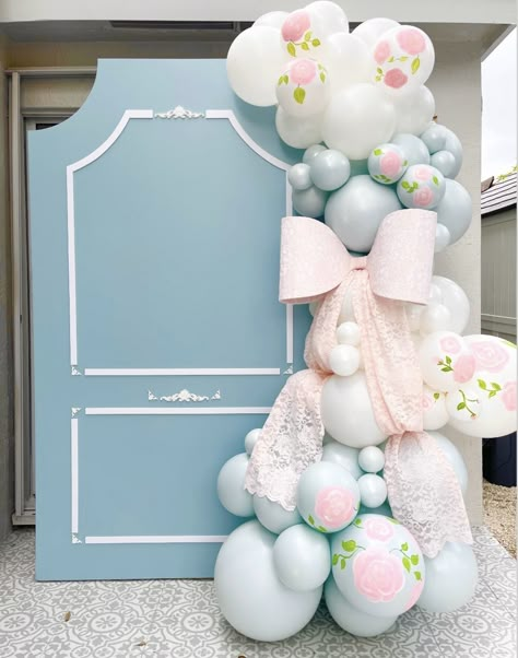 Balloon Centrepiece Ideas, Bow Balloon Backdrop, Bow Backdrop Ideas, Single Balloon Centerpiece, Bow First Birthday, Tea Party Balloons, Summer Balloon Garland, Bow First Birthday Party, Balloon Art Decorations