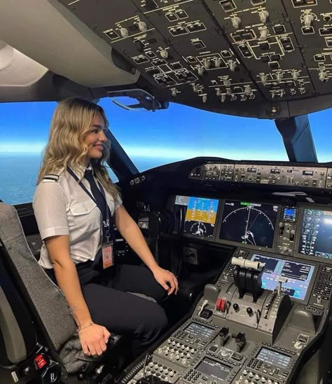 Lady Pilot Aesthetic, Pilot Dream, Pilot Girl, Aircraft Maintenance Engineer, Cabin Crew Jobs, Future Pilot, Pilot Career, Female Pilots, Pilot Uniform