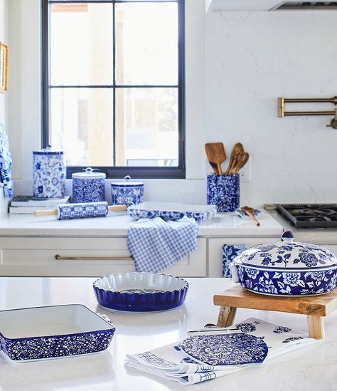 Chinoiserie Kitchen Decor, Coastal Grandmillennial, Blue And White Kitchen Decor, Chinoiserie Kitchen, Cute Tips, Blue White Kitchens, Blue And White Dinnerware, Blue And White Wallpaper, Blue Kitchen Decor