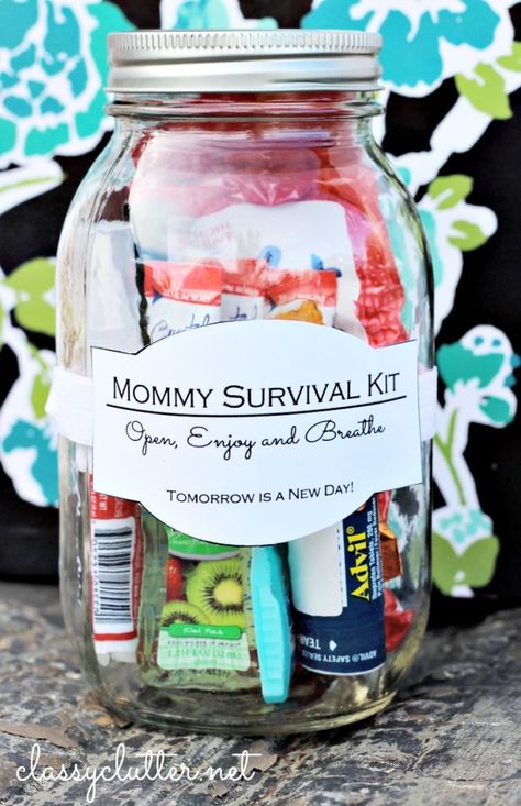 Mommy survival kit in a jar! I would love to have a few of these on hand for when friends are having a rough day.. such a sweet idea! Mommy Survival Kit, Joululahjat Diy, Perlengkapan Bayi Diy, Diy Gifts In A Jar, Baby Shower Unique, Thoughtful Baby Shower Gifts, Diy Bebe, Moms Crafts, Unique Baby Shower Gifts