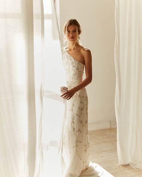 BO & LUCA | BRIDAL on Instagram: “The beautiful GABRIELLE gown is a favourite from our S/S 2020 collection. Made from buttery pure silk crêpe, the GABRIELLE features over…” Dinner Dress Ideas, Contemporary Wedding Dresses, Lace Boho Wedding Dress, Boho Wedding Dress With Sleeves, Bo And Luca, Chic Bridal Gown, Hippie Bride, Fabrics Floral, Wedding Dress Open Back