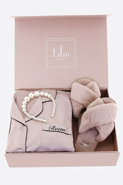 Pyjama Packaging Ideas, Pajama Party Gift Ideas, Pyjamas Packaging Ideas, Pajamas Gift Box Ideas, Pyjama Sets Women, Pajama Packaging, Pyjama Packaging, Makeup Gift Box Ideas, Aesthetic Gift Box Ideas