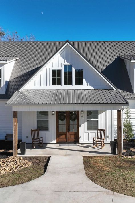 Metal Roof Houses Color Combos, Metal Roofs Farmhouse, Farmhouse Furniture Ideas, Rustic House Decor, White Farmhouse Exterior, Black Metal Roof, Metal Roof Houses, Modern Farmhouse Ideas, Metal Roof Colors