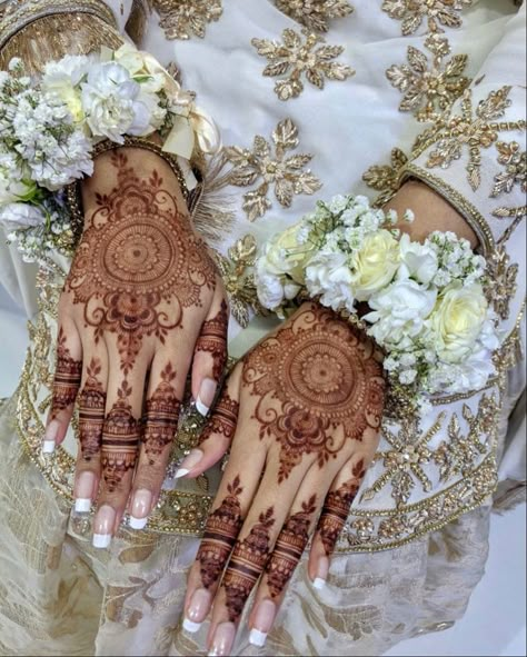 Nikkah Henna, Pakistani Henna Designs, Nikkah Ideas, Wedding Henna Designs, Mehndi Outfit, Pakistan Wedding, Henna Stain, Henna Wedding, Henna Inspo