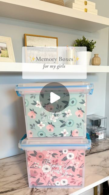 Childhood Keepsake Ideas, Childhood Memory Box Ideas Diy, Children Memory Box Ideas, Memory Organization Ideas, Memory Boxes Keepsake, How To Organize Photos Storage Boxes, Child Memory Box Ideas, Memory Boxes For Kids, Kids Keepsake Storage