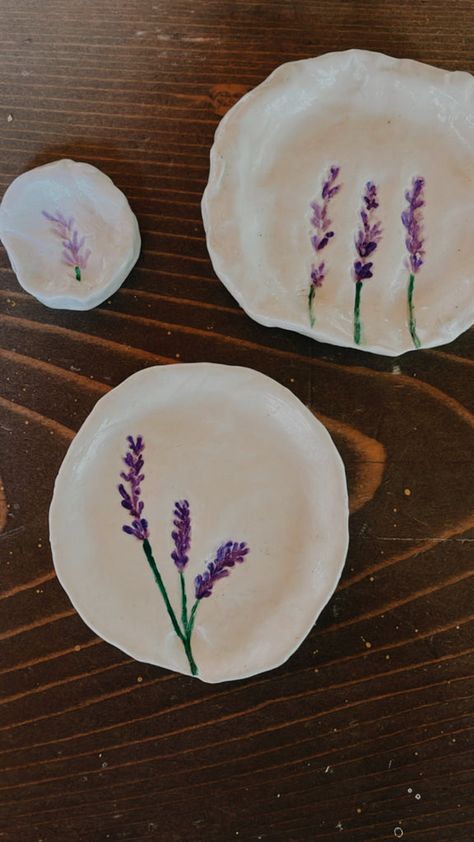 DIY Botanical-Imprinted Clay Jewelry Dishes Diy Clay Dish Ideas, Homemade Clay Jewelry Dish, Air Dry Clay Trinket Dishes Diy, Clay Dishes Diy Jewelry Holder, Diy Clay Trinket Dish, Clay Jewelry Holder Diy, Diy Clay Jewelry Dish, Clay Organizer, Jewelry Tray Diy