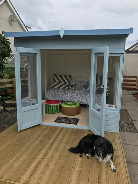 Dog Kennel Ideas, Dog House Outdoor, Dog Relaxing, Summer House Interiors, Dog House Plans, Outdoor Dog House, Cool Dog Houses, Dog Spaces, Summer House Garden