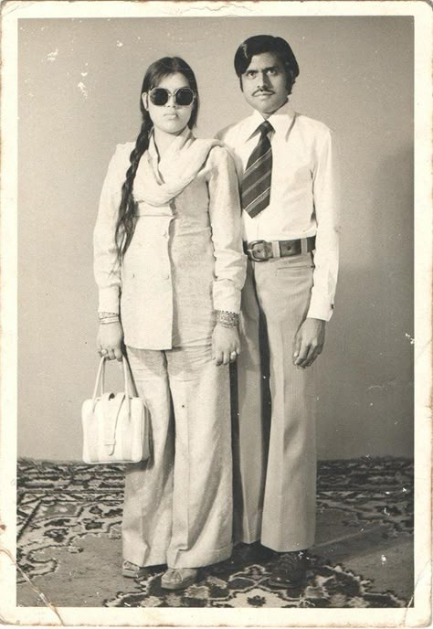 Indian 70s Fashion, Vintage Indian Photos, British India Fashion, 1960s Indian Fashion, 70s Indian Aesthetic, 70s Indian Fashion, Rockstar Reference, Retro Indian Fashion, Retro Fashion 70s Indian