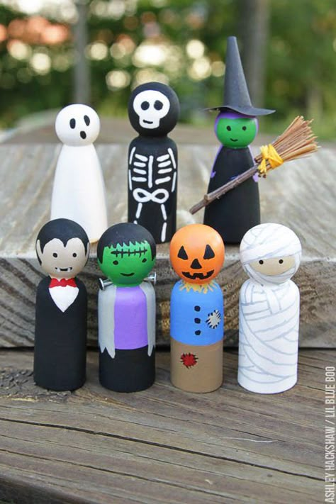 How to Make Peg Dolls - Halloween Peg Dolls Pumpkin Painting Ideas Halloween, Diy Halloween Village, Painting Ideas Halloween, Wooden Peg People, Peg Doll Ideas, Clothes Pin Dolls, Wooden People, Pumpkin Painting Ideas, Wood Peg Dolls