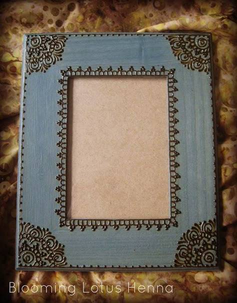 Photo Frame Painting Ideas, Picture Frame Painting Ideas Diy, Picture Frame Painting Ideas, Photo Frame Painting, Henna Pictures, Painted Photo Frames, Mandala Frame, Painted Picture Frames, Picture Frame Crafts