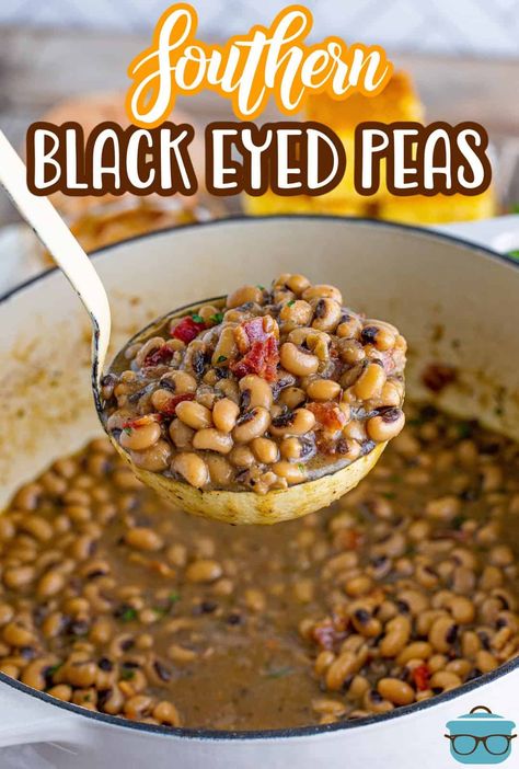 Southern Black Eyed Peas - The Country Cook Southern Black Eyed Peas Recipe, Black Eyed Peas Recipe Crock Pot, Blackeyed Pea Recipes, Southern Black Eyed Peas, Black Eyed Peas Recipe, Peas Recipe, Southern Recipes Soul Food, Vegan Side Dishes, Pea Recipes