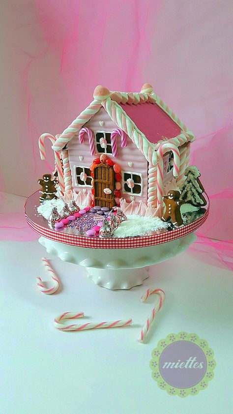 Barbie Themed Gingerbread House, Barbie Gingerbread House, Easter Gingerbread House, Homemade Gingerbread House, Sweet Gingerbread, Gingerbread House Ideas, Pastel Christmas Decor, Gingerbread House Candy, Cozy Holiday Decor